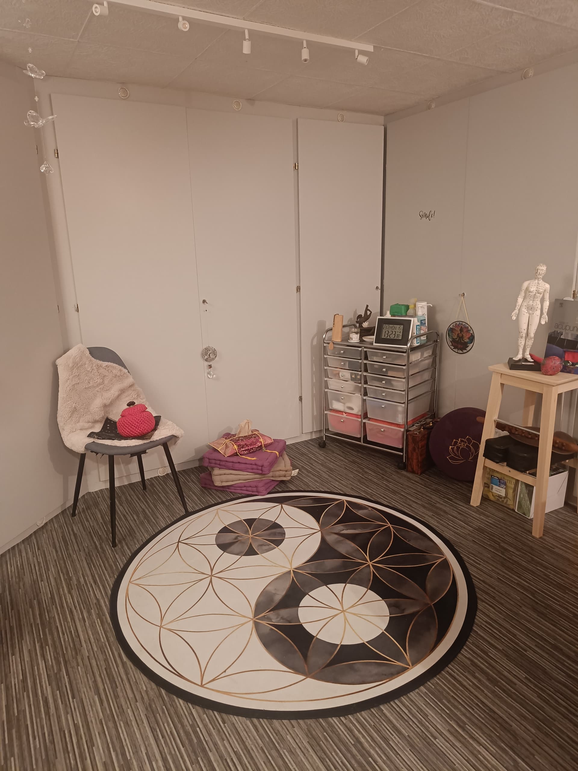 Salle de pratique avec tapis yin-yang